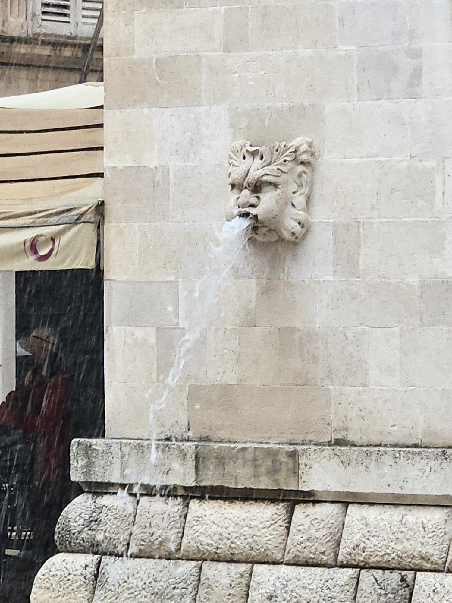 Kiša u Dubrovniku probudila stoljetni maskeron - voda potekla iz kamenih usta